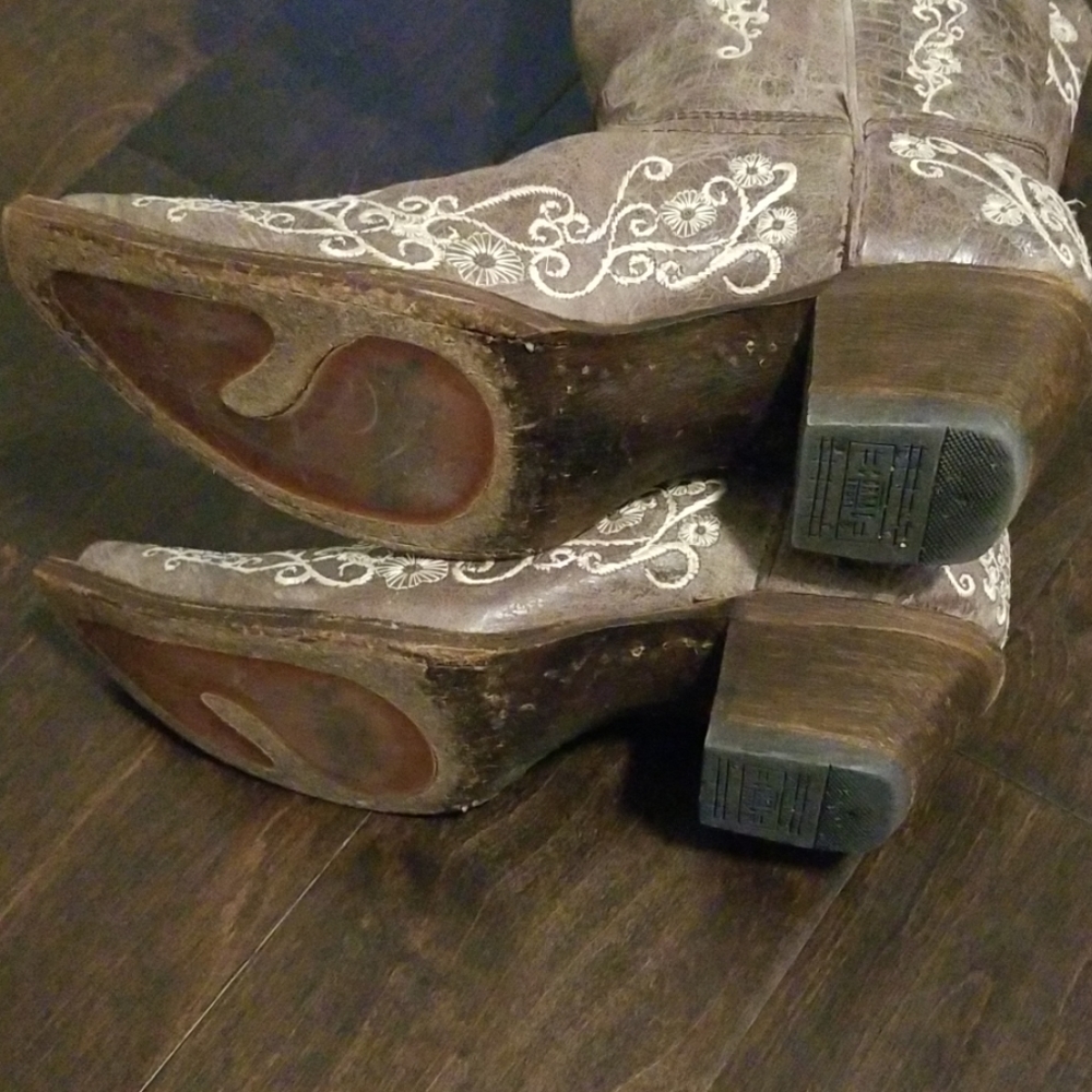 Size 8 Corral Vintage boots - Picture 2 of 4